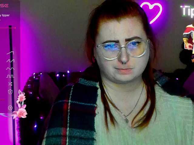 Aliciaredluv's BongaCams show and profile