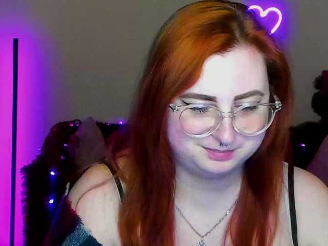 Aliciaredluv's BongaCams show and profile