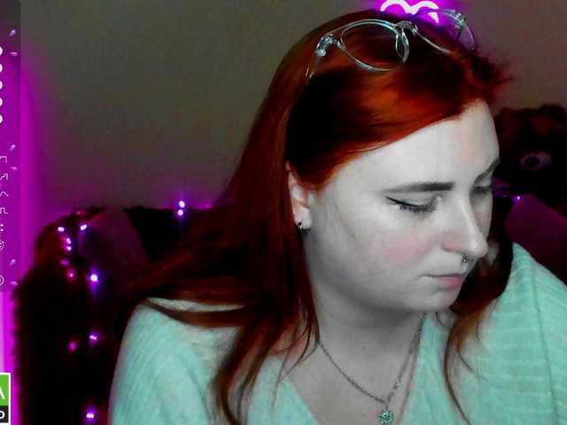 Aliciaredluv's BongaCams show and profile