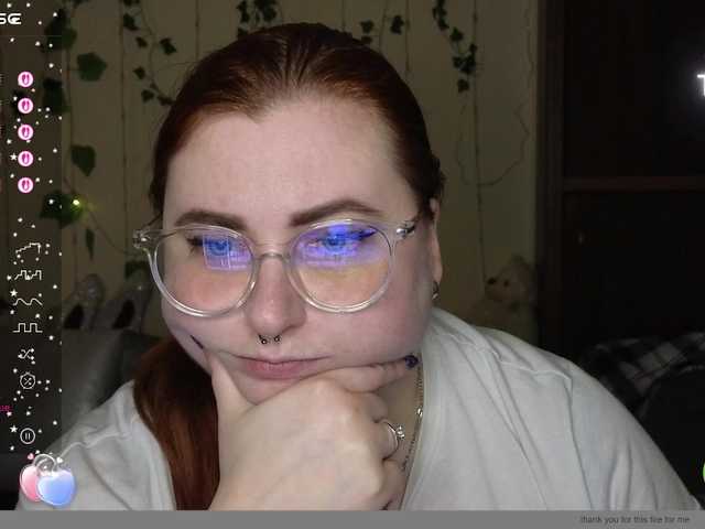 Aliciaredluv's BongaCams show and profile
