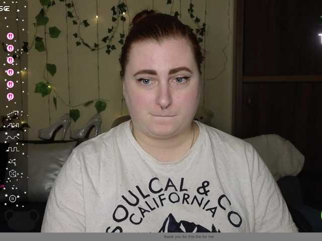 Aliciaredluv's BongaCams show and profile