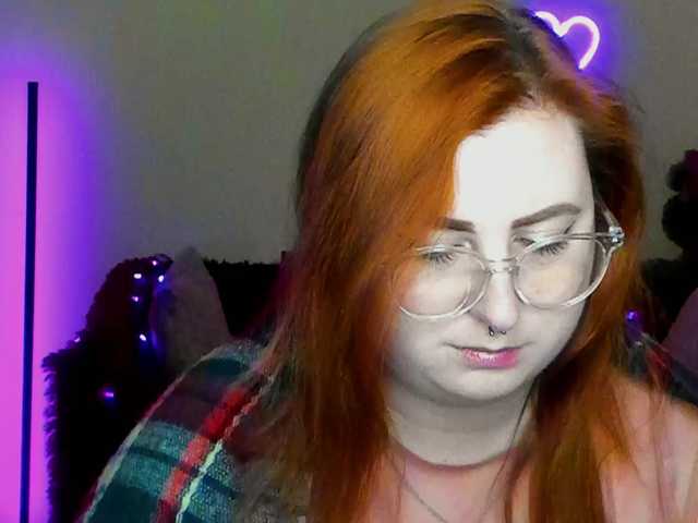 Aliciaredluv's BongaCams show and profile