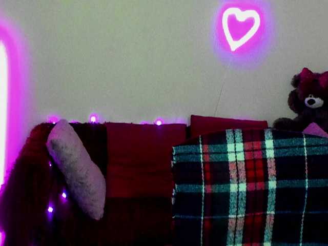 Aliciaredluv's BongaCams show and profile