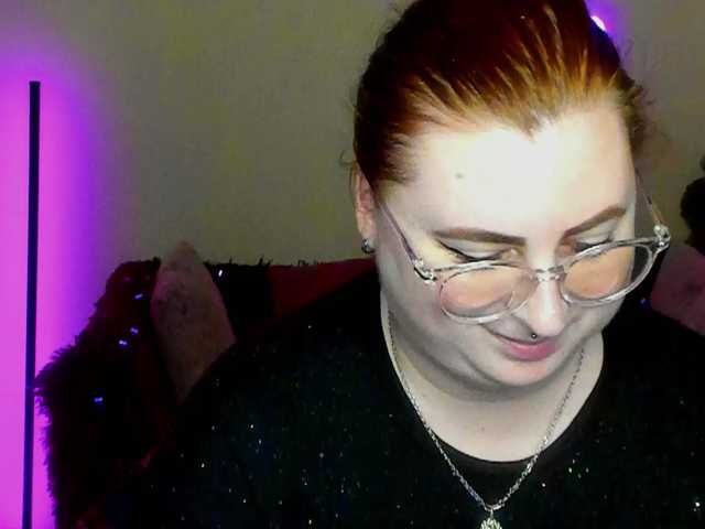 Aliciaredluv's BongaCams show and profile