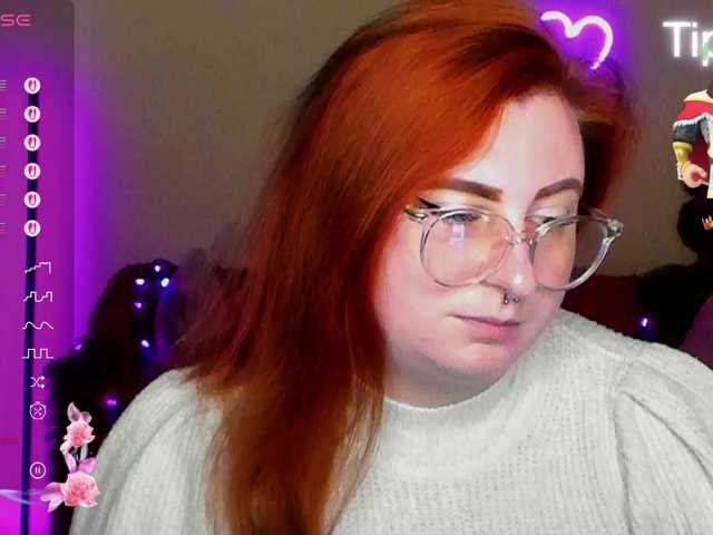 Aliciaredluv's BongaCams show and profile