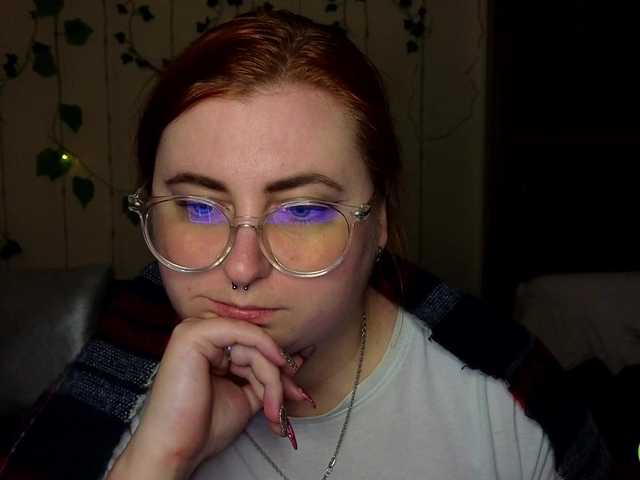 Aliciaredluv's BongaCams show and profile