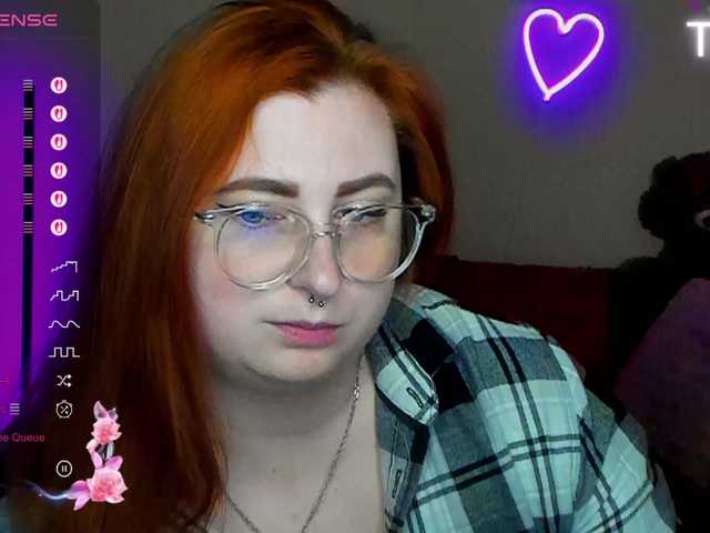 Aliciaredluv's BongaCams show and profile