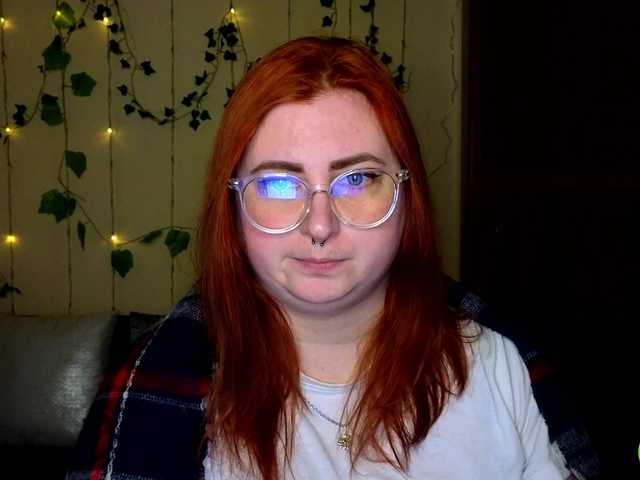 Aliciaredluv's BongaCams show and profile