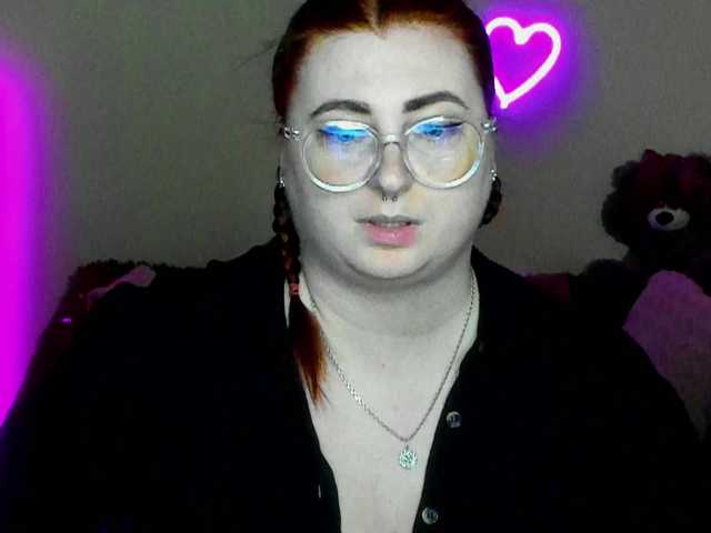 Aliciaredluv's BongaCams show and profile