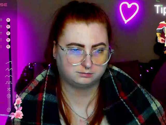 Aliciaredluv's BongaCams show and profile