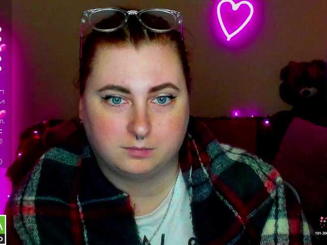 Aliciaredluv's BongaCams show and profile