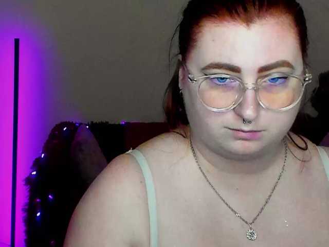 Aliciaredluv's BongaCams show and profile