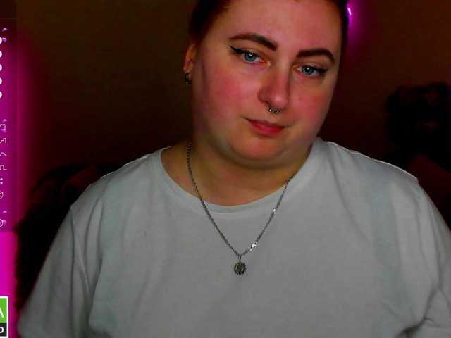 Aliciaredluv's BongaCams show and profile