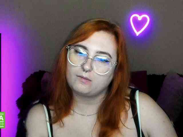 Aliciaredluv's webcam live show