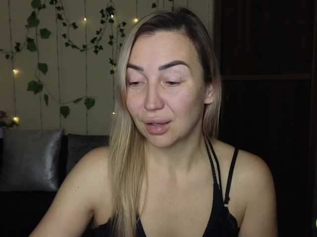 Jullyblondkiss's BongaCams show and profile