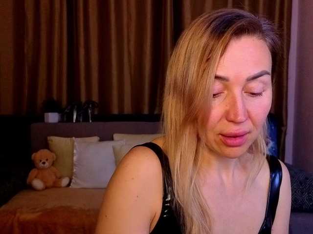 Jullyblondkiss's BongaCams show and profile