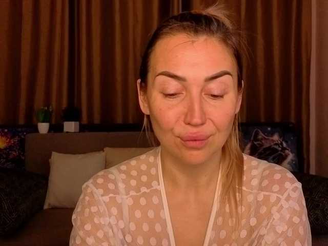 Jullyblondkiss's BongaCams show and profile