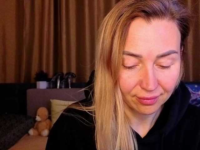 Jullyblondkiss's BongaCams show and profile