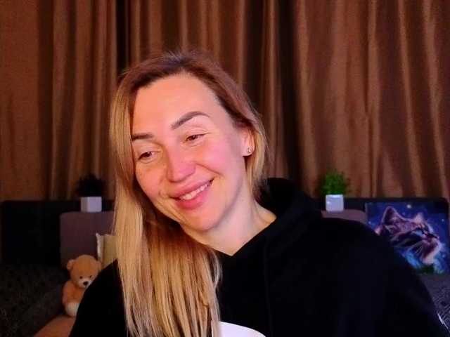 Jullyblondkiss's BongaCams show and profile