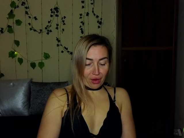 Jullyblondkiss's BongaCams show and profile