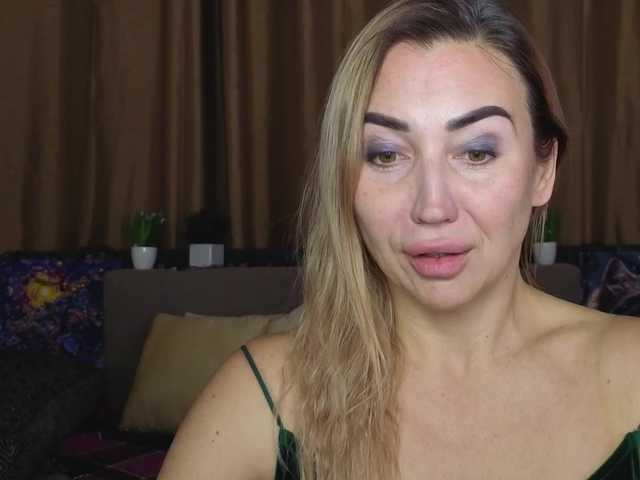 Jullyblondkiss's BongaCams show and profile