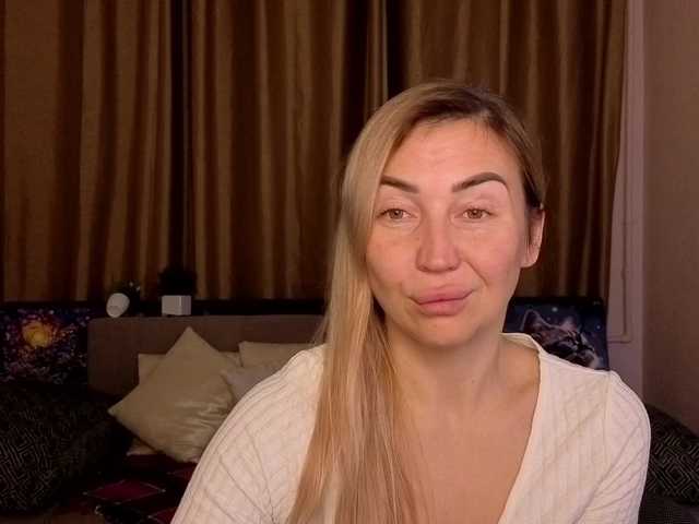 Jullyblondkiss's BongaCams show and profile