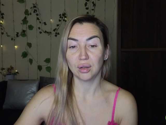 Jullyblondkiss's BongaCams show and profile