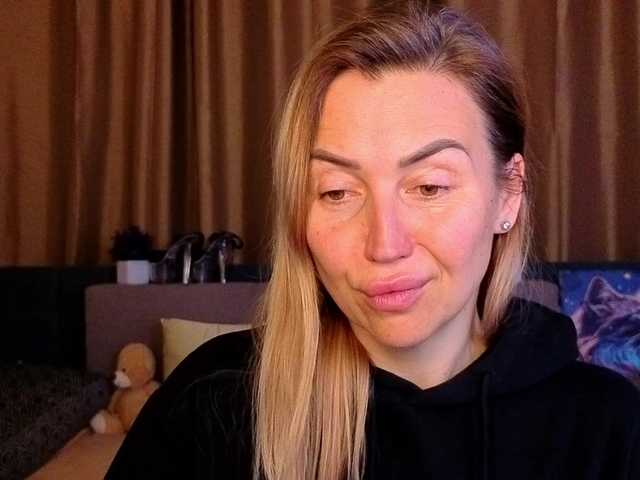 Jullyblondkiss's BongaCams show and profile