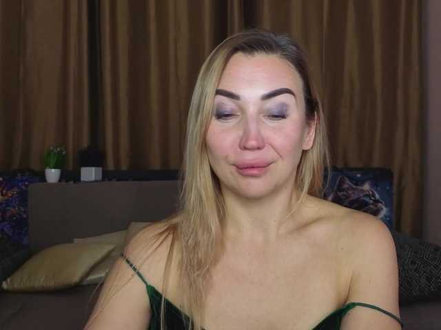 Jullyblondkiss's BongaCams show and profile