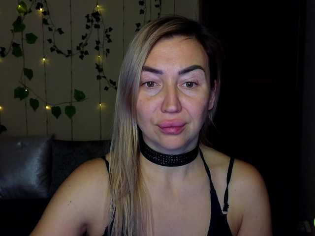 Jullyblondkiss's BongaCams show and profile