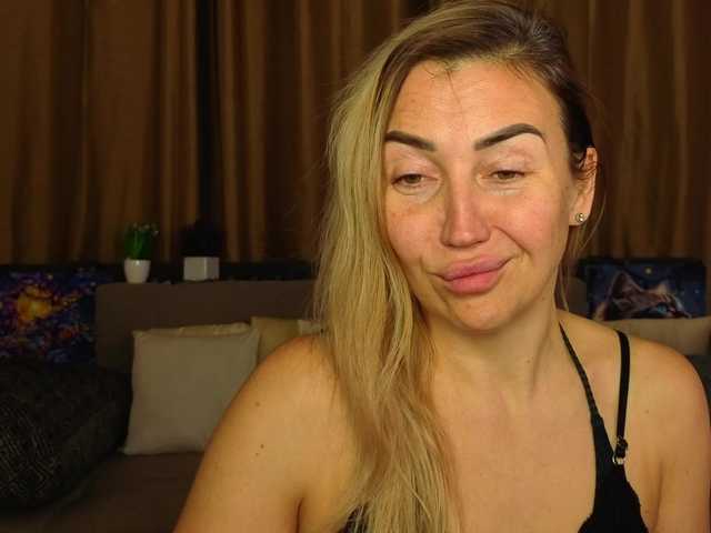 Jullyblondkiss's BongaCams show and profile