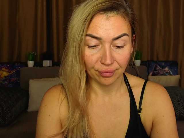 Jullyblondkiss's BongaCams show and profile