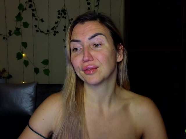 Jullyblondkiss's BongaCams show and profile