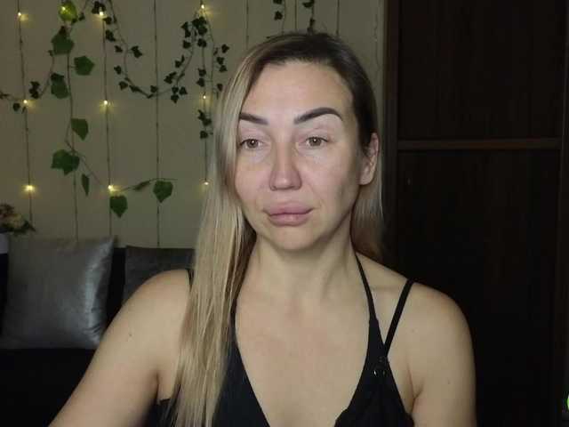 Jullyblondkiss's BongaCams show and profile