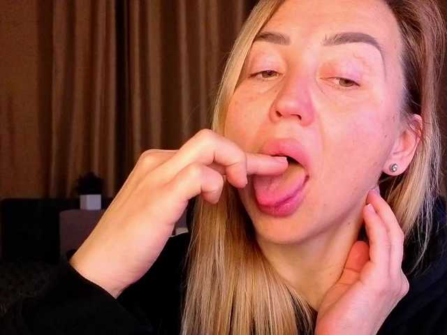 Jullyblondkiss's BongaCams show and profile