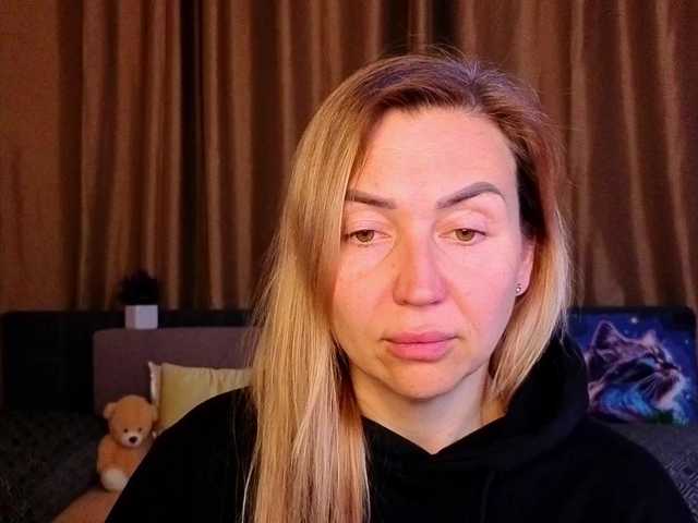 Jullyblondkiss's BongaCams show and profile