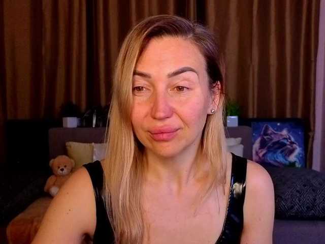 Jullyblondkiss's BongaCams show and profile