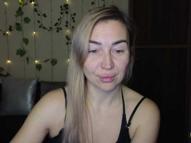 Jullyblondkiss's BongaCams show and profile