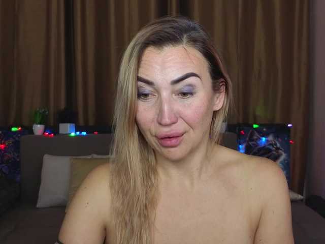 Jullyblondkiss's BongaCams show and profile