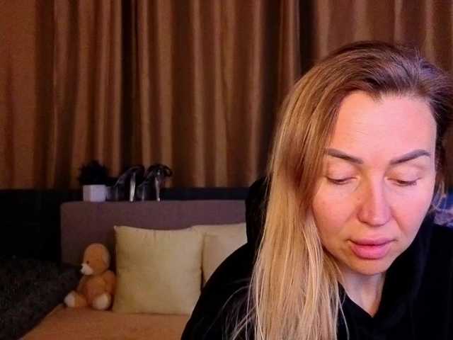 Jullyblondkiss's BongaCams show and profile