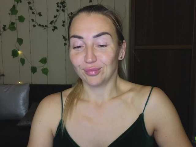 Discover the adorable streamer Jullyblondkiss as she's touching her body Jullyblondkiss from BongaCams