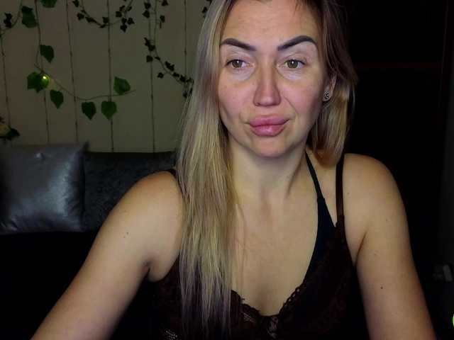 Jullyblondkiss's BongaCams show and profile