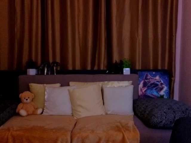 Jullyblondkiss live cam profile