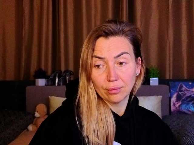 Jullyblondkiss's BongaCams show and profile