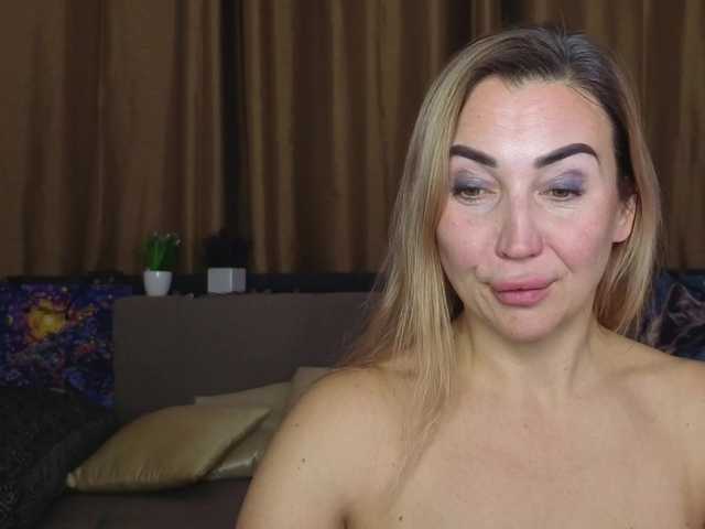 Jullyblondkiss's BongaCams show and profile