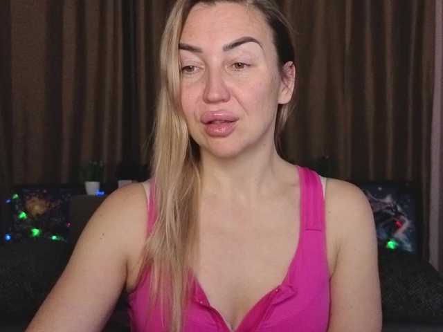 Jullyblondkiss's BongaCams show and profile