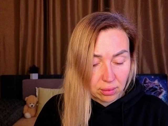 Jullyblondkiss's BongaCams show and profile