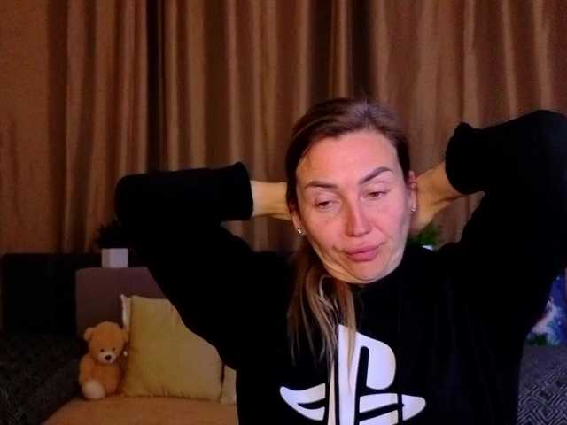 Jullyblondkiss's BongaCams show and profile