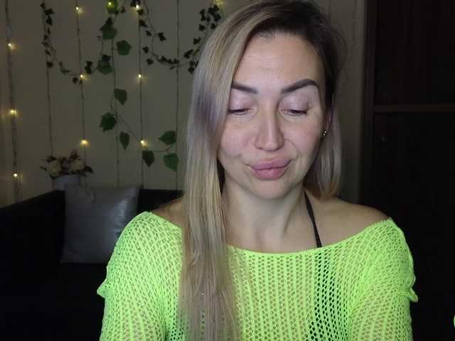 Jullyblondkiss's BongaCams show and profile