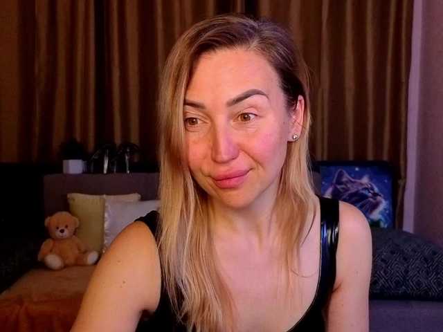 Jullyblondkiss's BongaCams show and profile